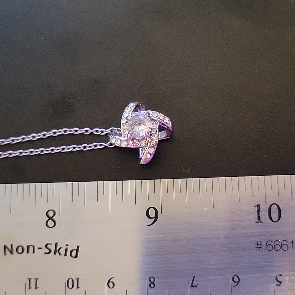 Basically new 3D swirl necklace